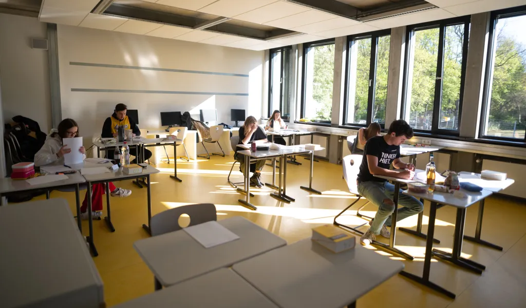 Schüler der 12. Klasse des Gymnasiums Eppendorf sitzen in einem Schulzimmer
