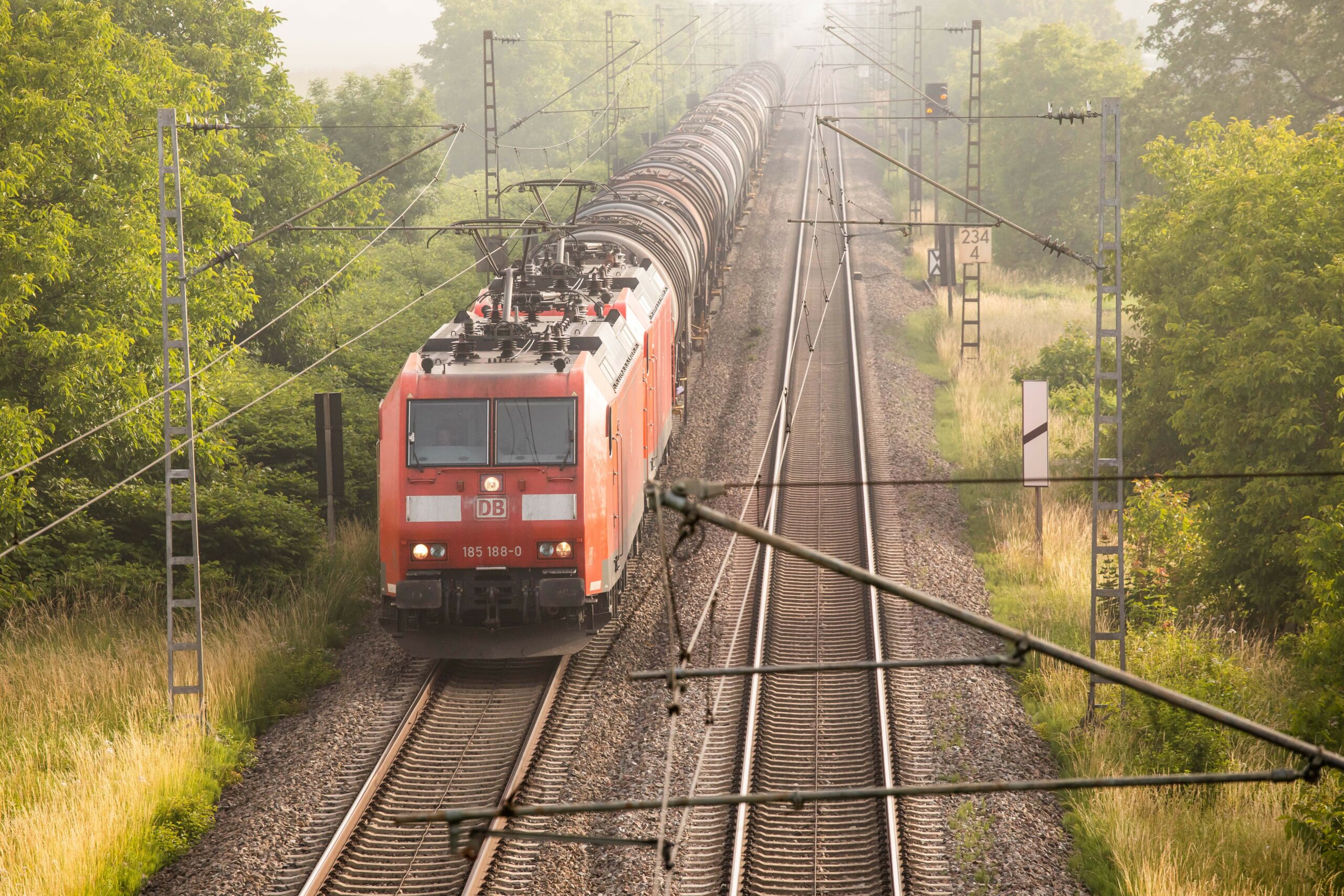 Ein Güterzug der Deutschen Bahn (DB) mit Tankanhängern fährt auf einem Bahngleis