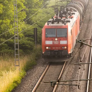 Ein Güterzug der Deutschen Bahn (DB) mit Tankanhängern fährt auf einem Bahngleis