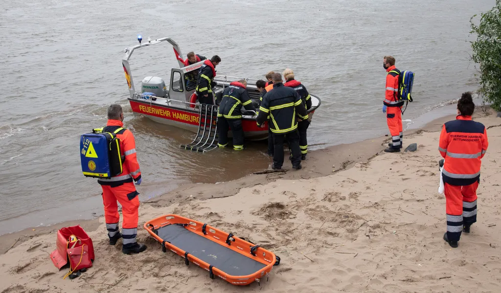Rettungskräfte nach Badeunfall in Teufelsbrück