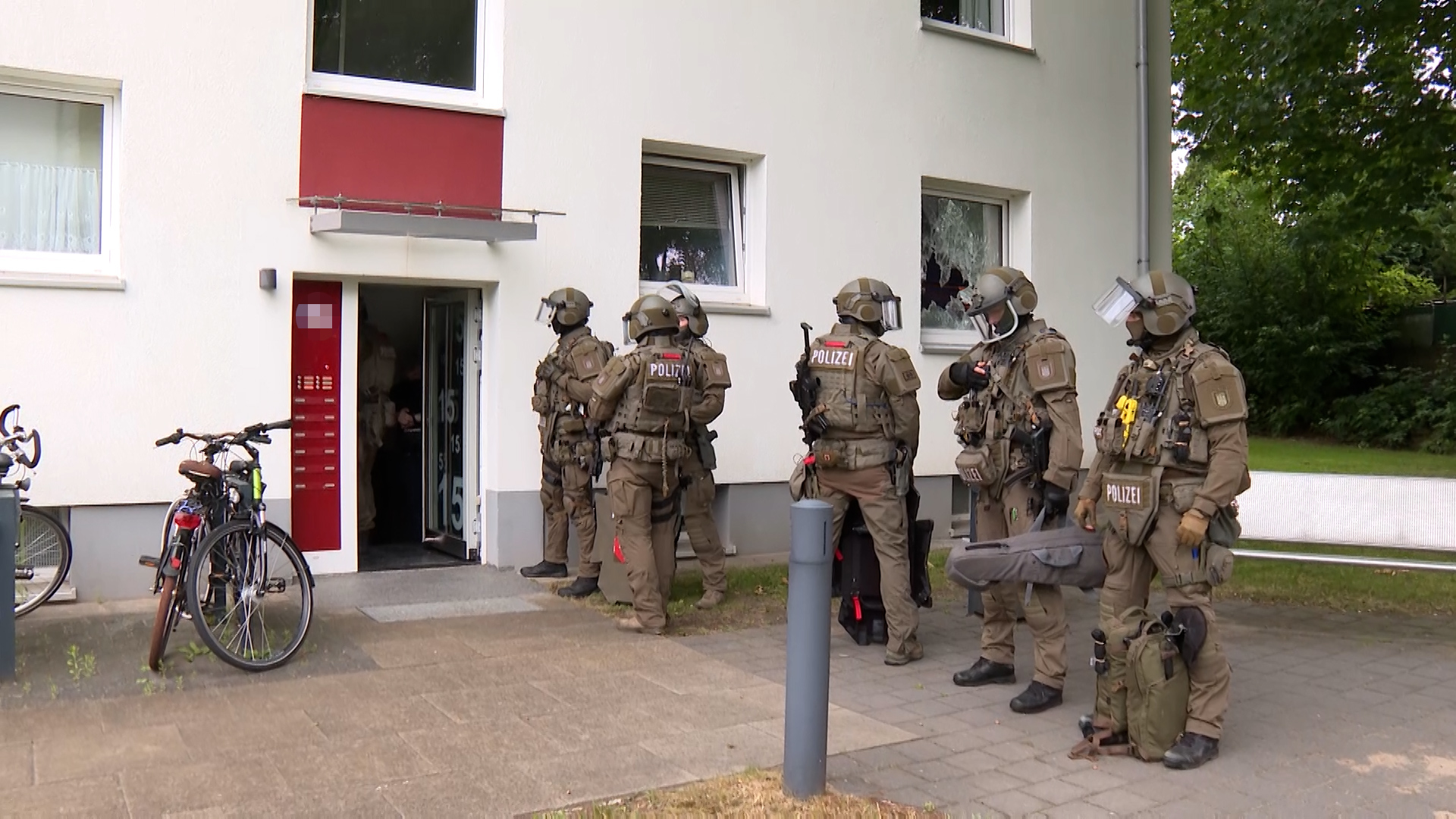 Spezialkräfte der Hamburger Polizei bei dem Einsatz in Hummelsbüttel