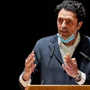 Keyvan Taheri hält eine Rede.