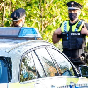 Zwei Männer bestahlen eine Rollstuhlfahrerin und stießen sie beinahe eine Treppe hinunter. Die Polizei Hamburg sucht Zeugen (Symbolfoto).
