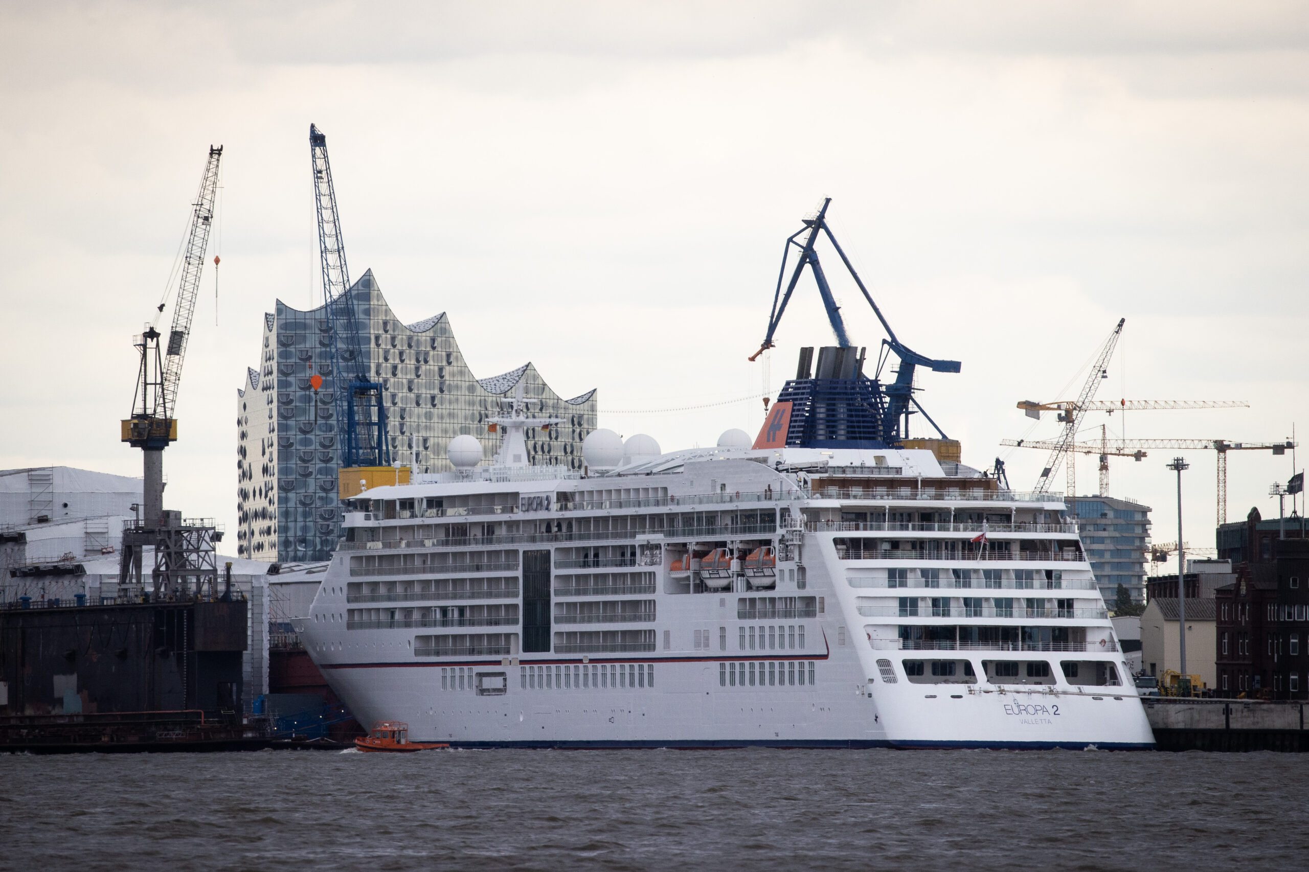 Wird es bald für Kreuzfahrtschiffe in Hamburg zur Pflicht, Landstrom zu verwenden? Die Linke stellt einen entsprechenden Antrag. (Symbolbild)