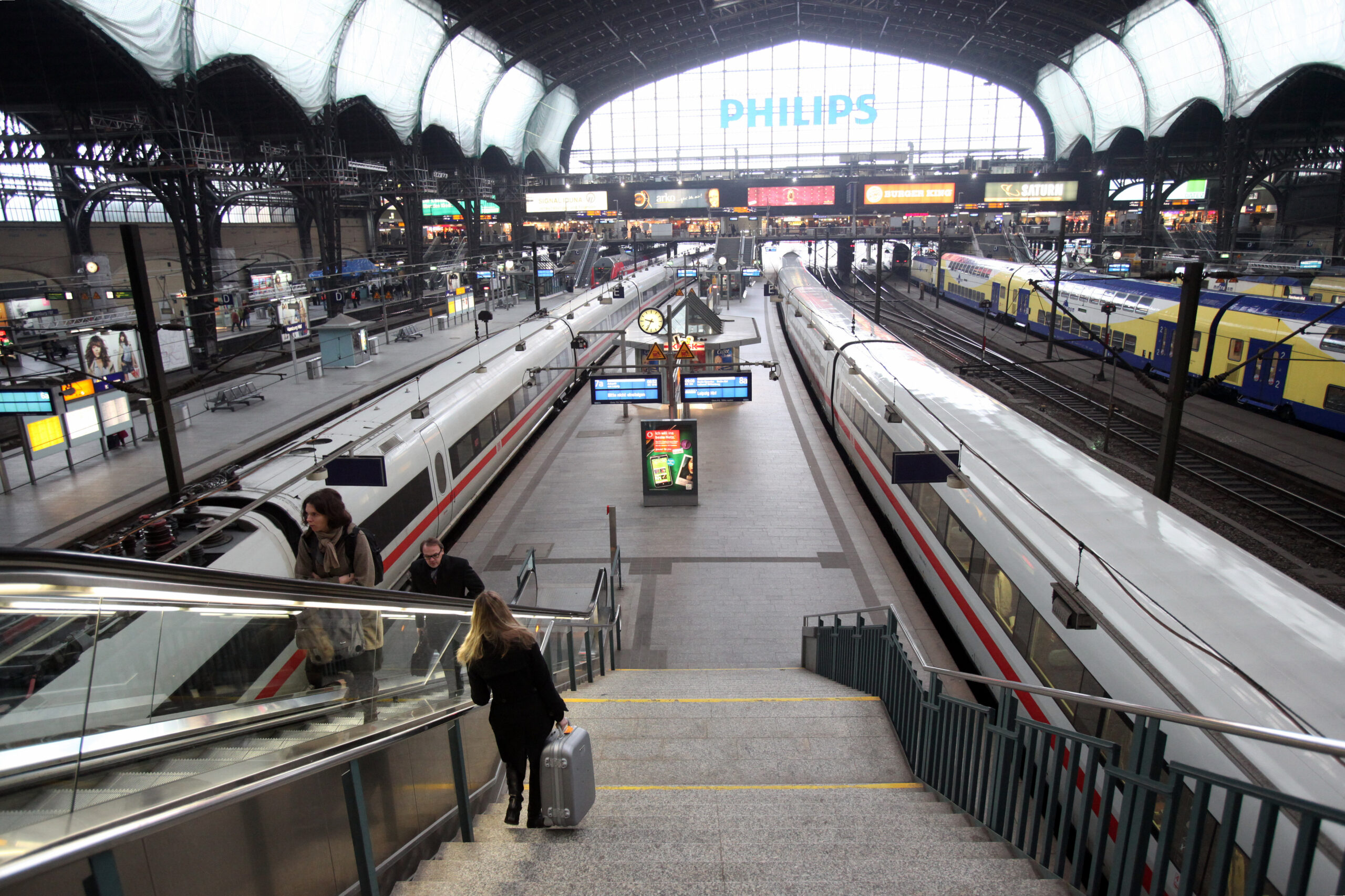 Züge stehen im Hamburger Hauptbahnhof