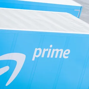 Lkw mit dem Logo von Amazon Prime stehen vor einem Logistikzentrum des Versandhändlers Amazon. (Symbolbild)