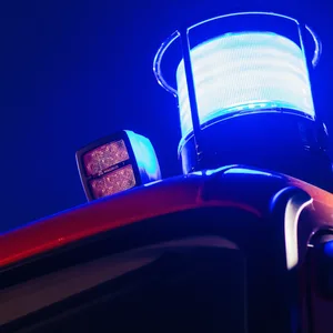 Feuerwehrfahrzeug bei Nacht