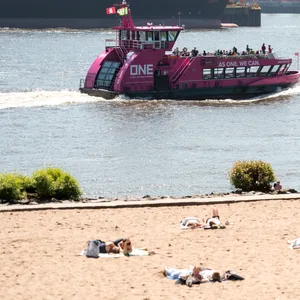 Der Elbstrand mit einer Hafenfähre im Hintergrund.
