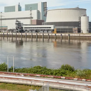 Neben dem Kraftwerk Moorburg könnte bald ein schwimmendes LNG-Terminal liegen (Archivbild).
