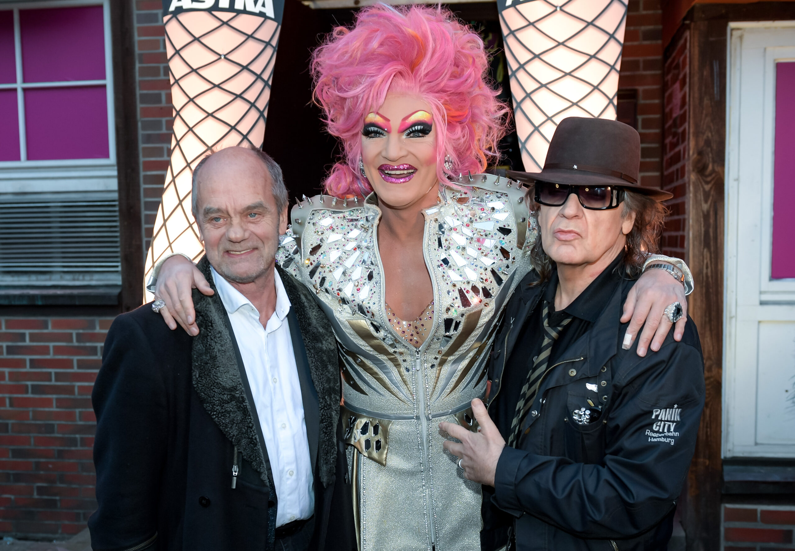 Corny Littmann, Olivia Jones und Udo Lindenberg stehen vor dem Burlesque-Nachtclub „The Bunny Burlesque“.