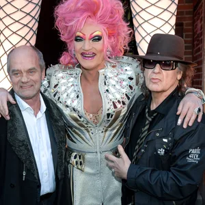 Corny Littmann, Olivia Jones und Udo Lindenberg stehen vor dem Burlesque-Nachtclub „The Bunny Burlesque“.