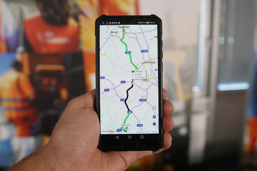 Ein Handy mit der Autobahn-App.