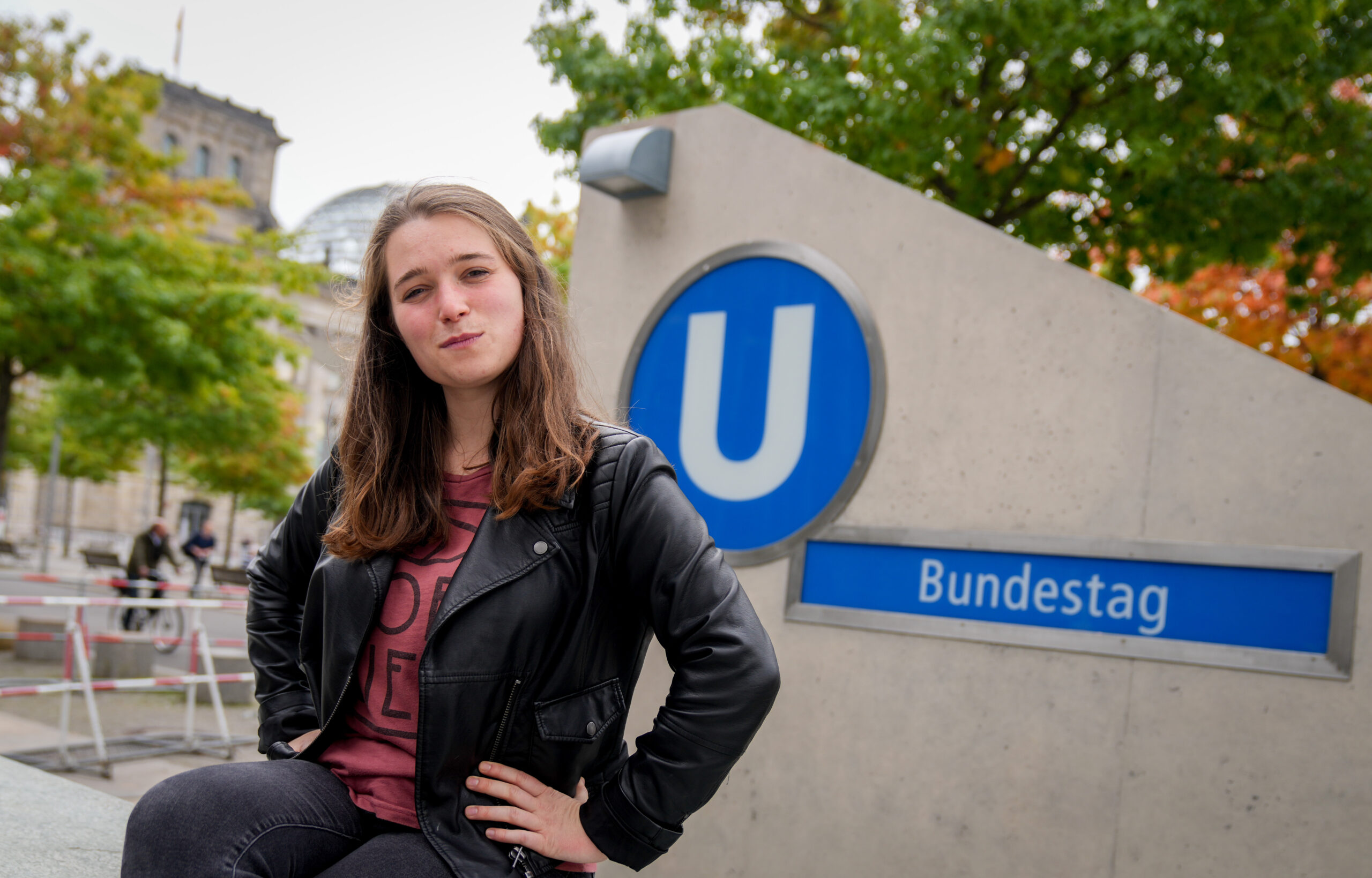Emilia „Milla“ Fester von Bündnis 90/Die Grünen sitzt vor dem Reichstagsgebäude auf der Mauer der U-Bahnstation Bundestag.
