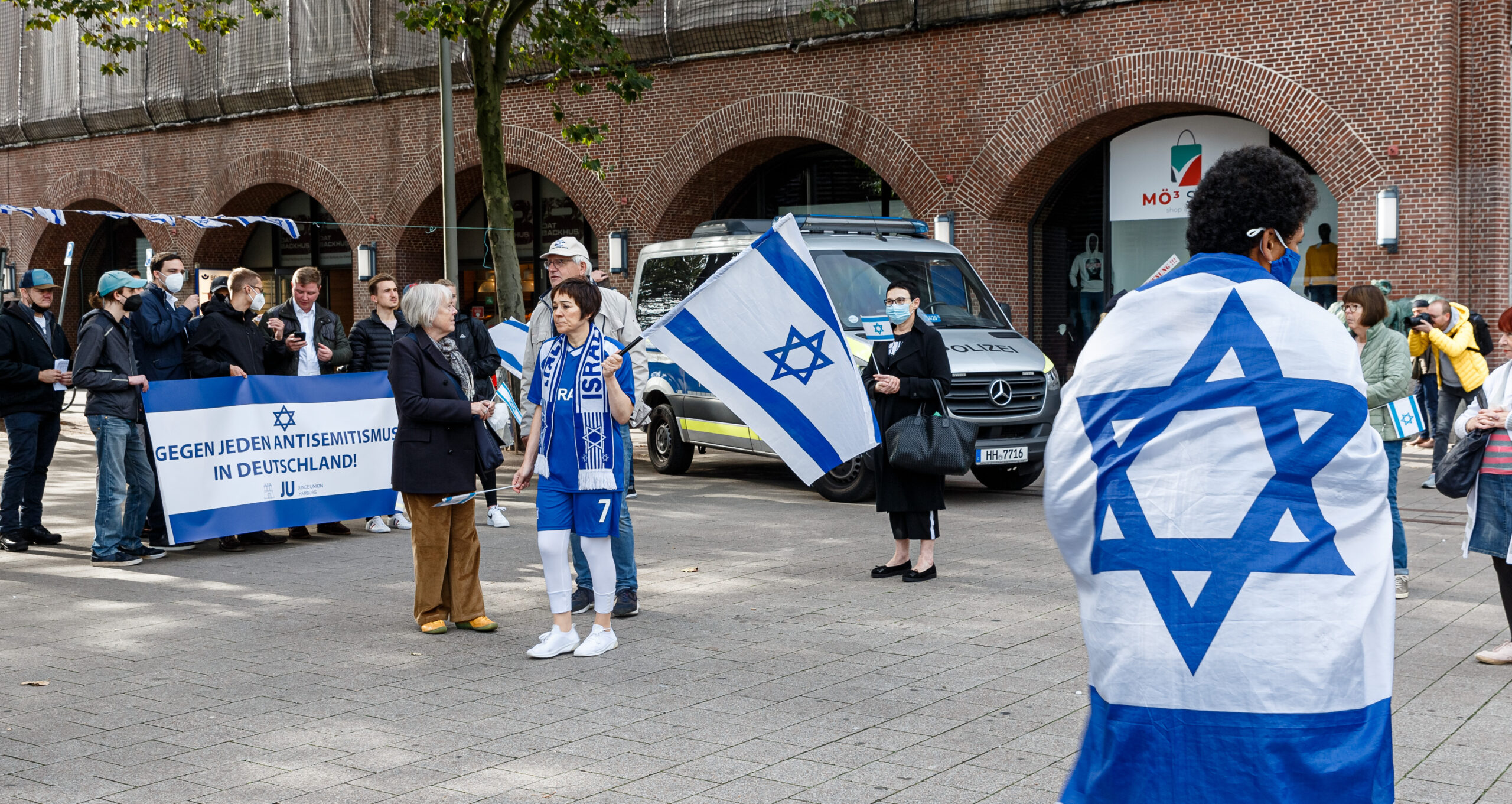 Eine Mahnwache für Israel und gegen Antisemitismus in der Hamburger City (Archivbild). Sie muss unter Polizeischutz stattfinden.