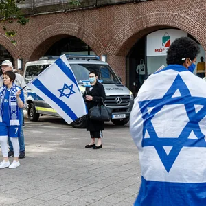 Eine Mahnwache für Israel und gegen Antisemitismus in der Hamburger City (Archivbild). Sie muss unter Polizeischutz stattfinden.