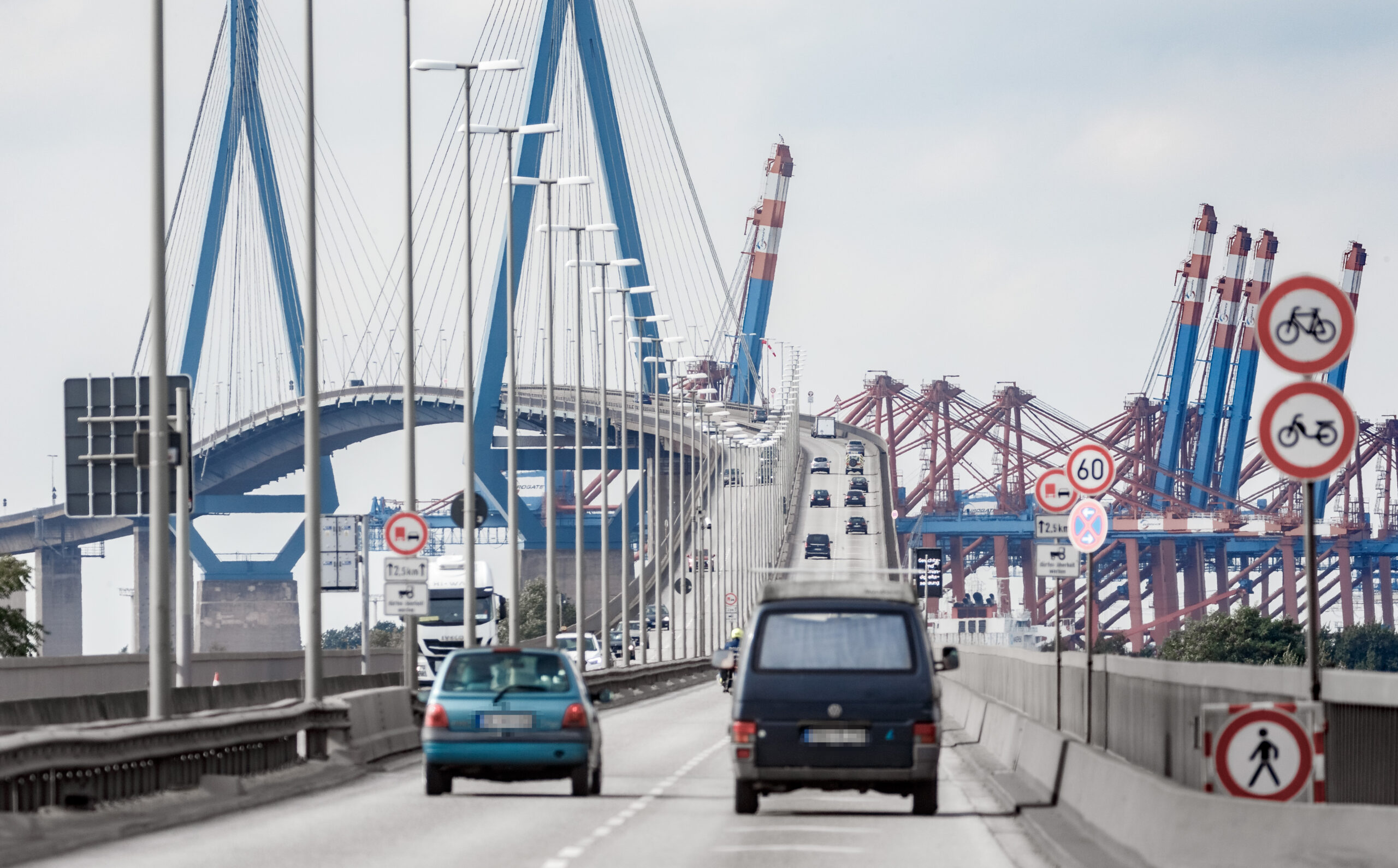 Autos fahren über die Köhlbrandbrücke im Hamburger Hafen. (Symbolbild)