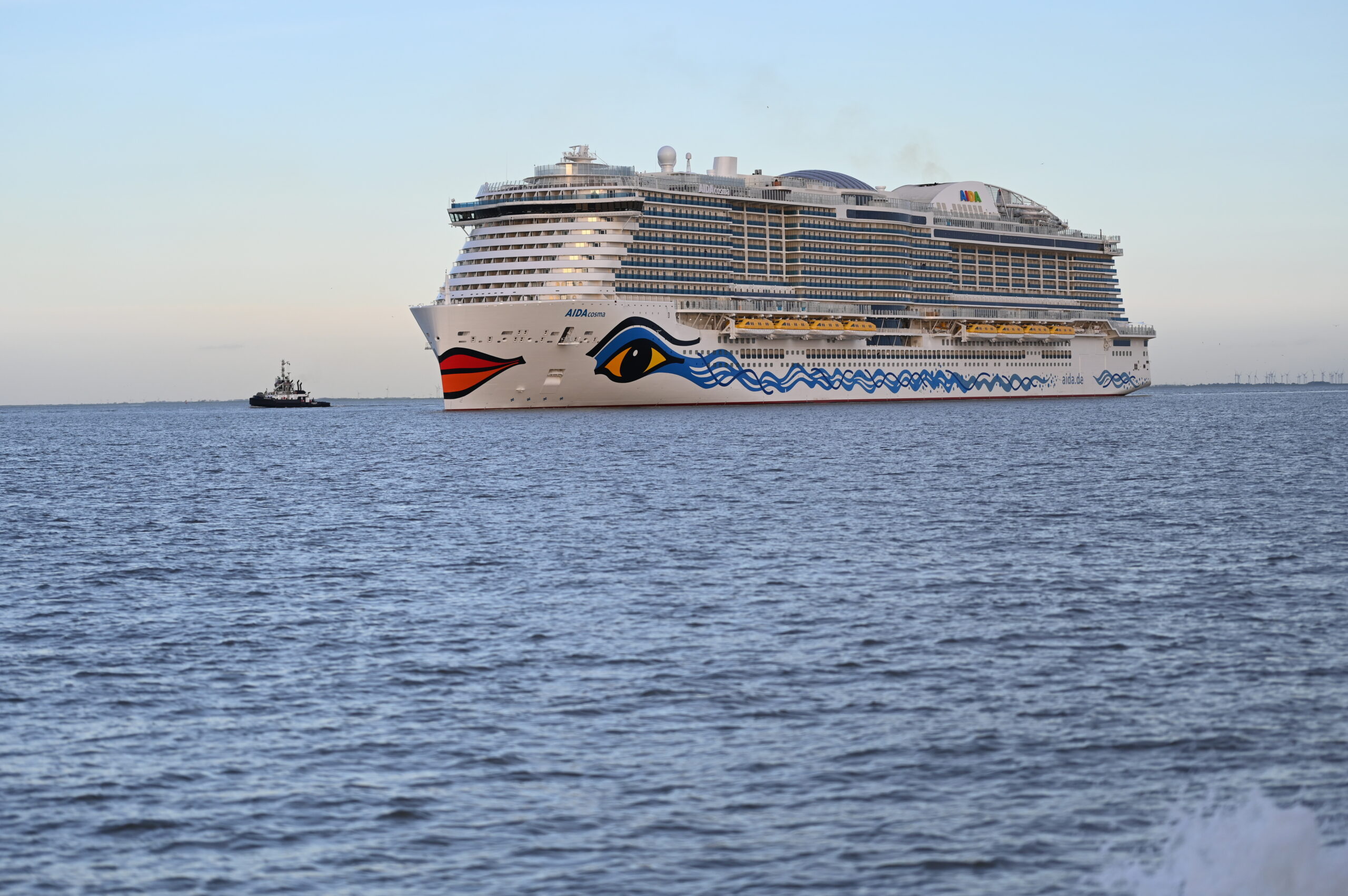 Kreuzfahrtschiff auf dem Meer.