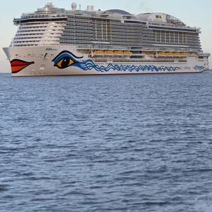 Kreuzfahrtschiff auf dem Meer.
