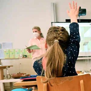 Kinder sitzen während des Unterrichts in einer Grundschulklasse. (Symbolbild)