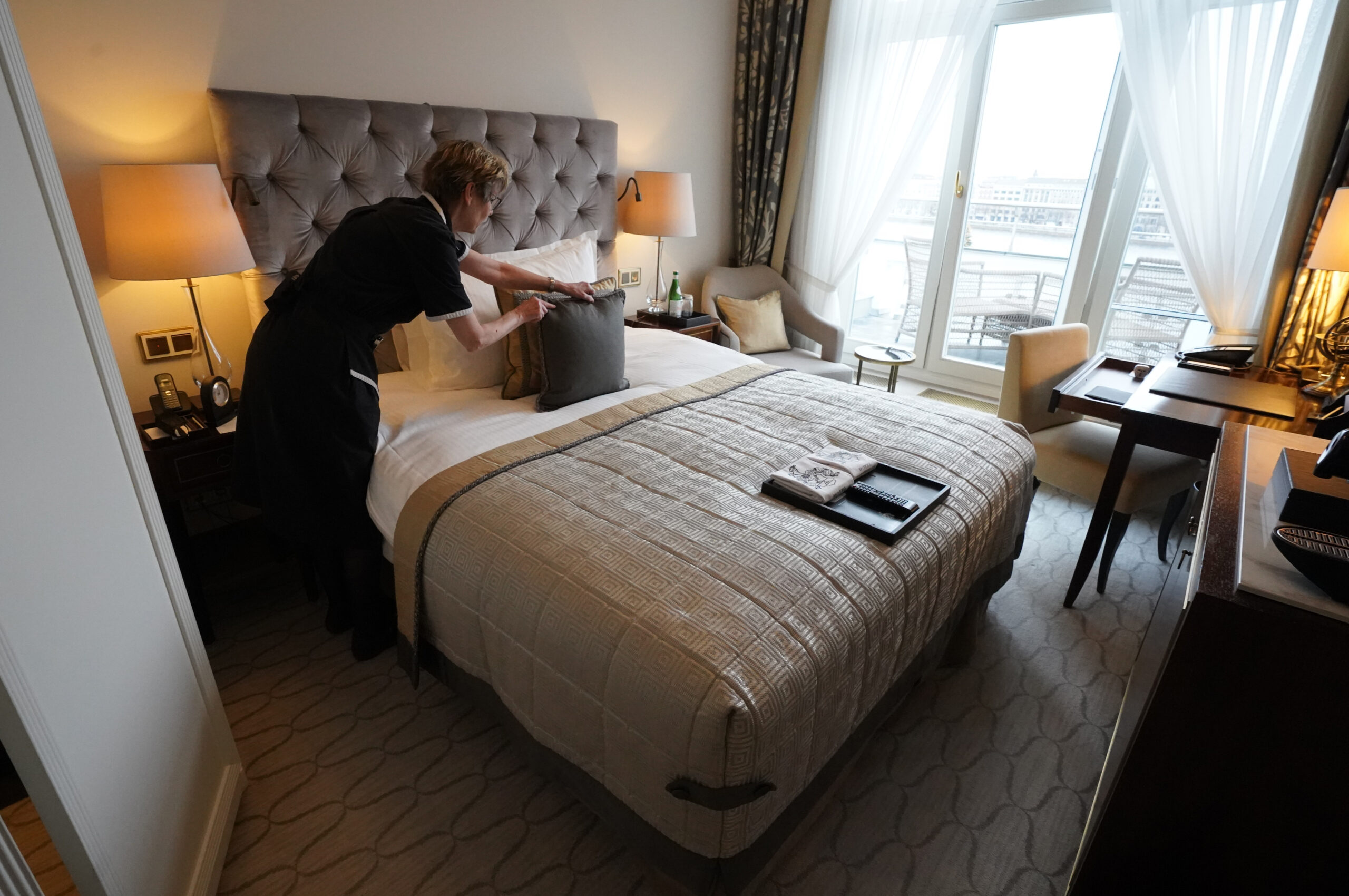Eine Mitarbeiterin kümmert sich in einem Hamburger Hotel um ein Zimmer (Symbolbild).