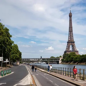 Bröckelndes Wahrzeichen von Paris: der Eiffelturm