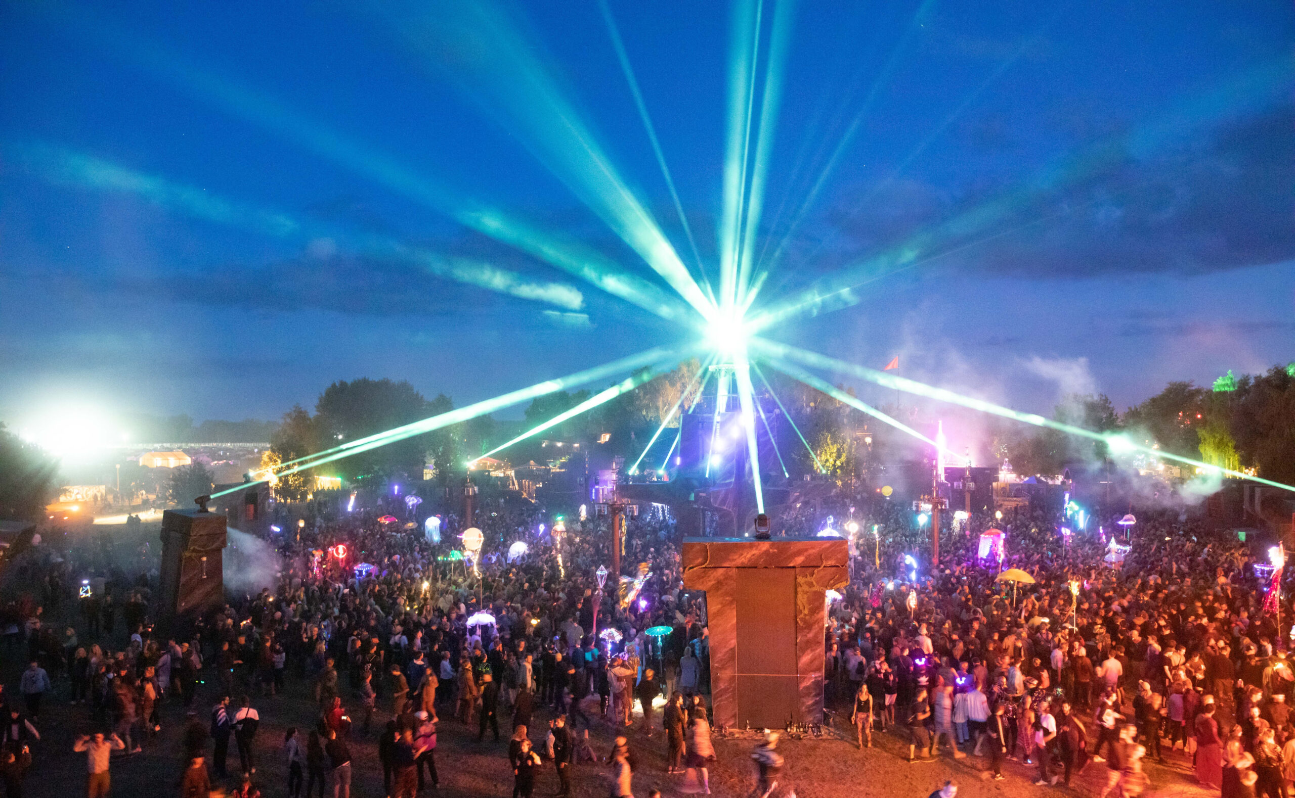 Festivalbesucher tanzen an der Turmbühne auf dem Gelände des Fusion-Festival. (Archivfoto)
