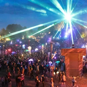 Festivalbesucher tanzen an der Turmbühne auf dem Gelände des Fusion-Festival. (Archivfoto)