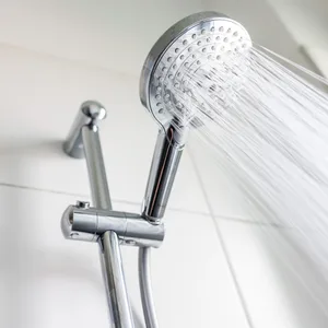 Wird diesen Winter kalt geduscht? Von den hohen Energiepreisen ist auch die Warmwasserversorgung betroffen (Symbolbild).