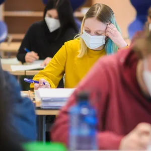 Schüler eines Abiturjahrgangs sitzen in einem Klassenraum