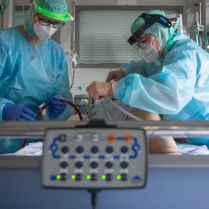 Intensiv-Pflegekräfte versorgen einen schwer mit Corona erkrankten Patienten. Eine UKE-Studie hat nun untersucht, wie viele Corona-Tote an oder mit dem Virus gestorben sind.