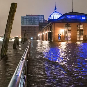 Der Fischmarkt mit der Fischauktionshalle ist am Morgen während einer Sturmflut beim Hochwasser der Elbe überschwemmt.