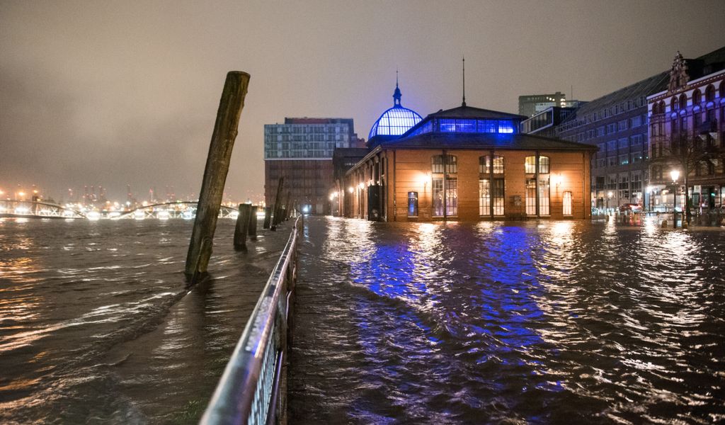 Der Fischmarkt mit der Fischauktionshalle ist am Morgen während einer Sturmflut beim Hochwasser der Elbe überschwemmt.