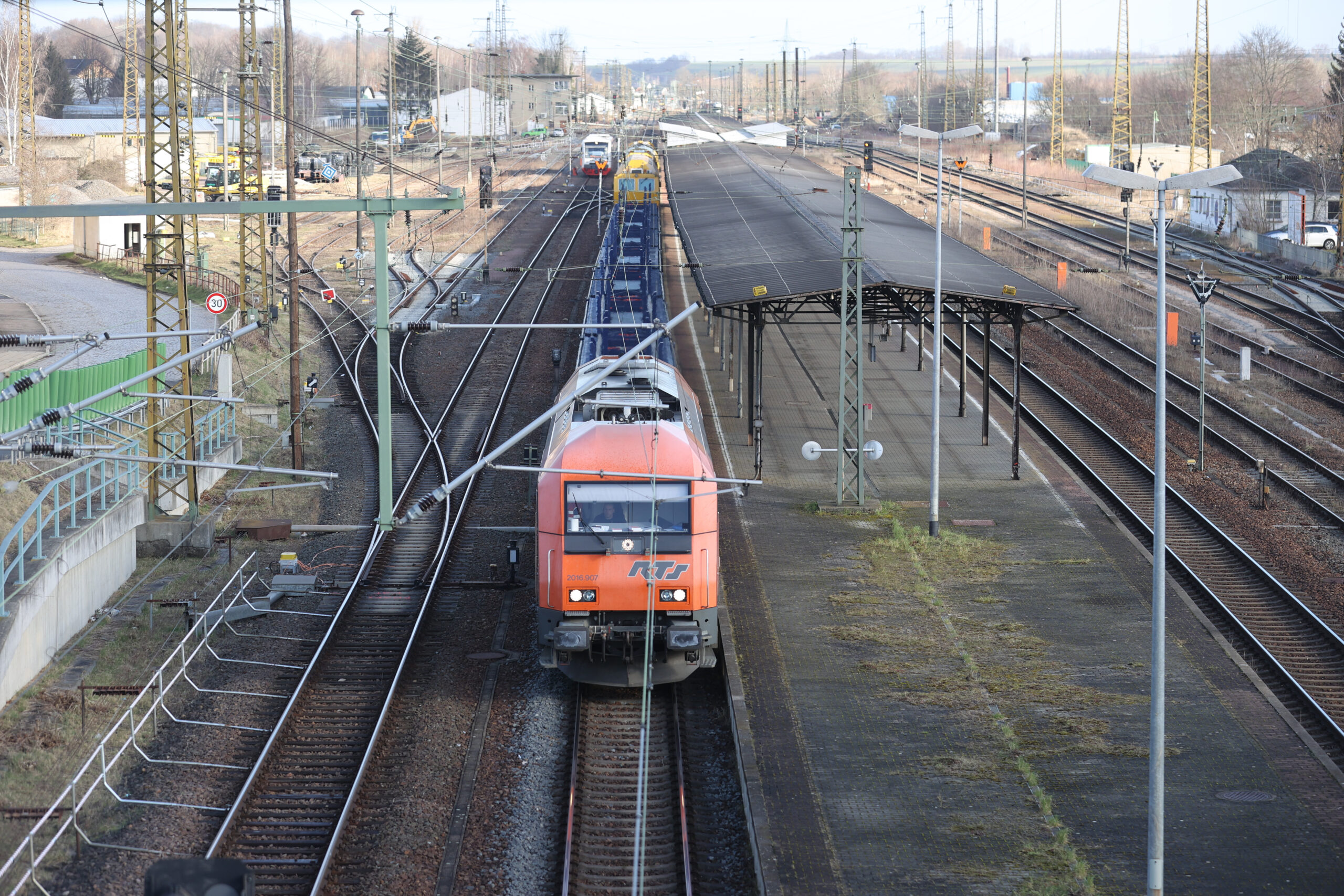 Bei Lübeck ist ein Güterzug in ein herabhängendes Kabel gerast – Die Polizei ermittelt (Symbolbild)