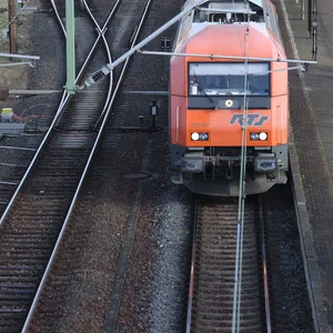 Bei Lübeck ist ein Güterzug in ein herabhängendes Kabel gerast – Die Polizei ermittelt (Symbolbild)