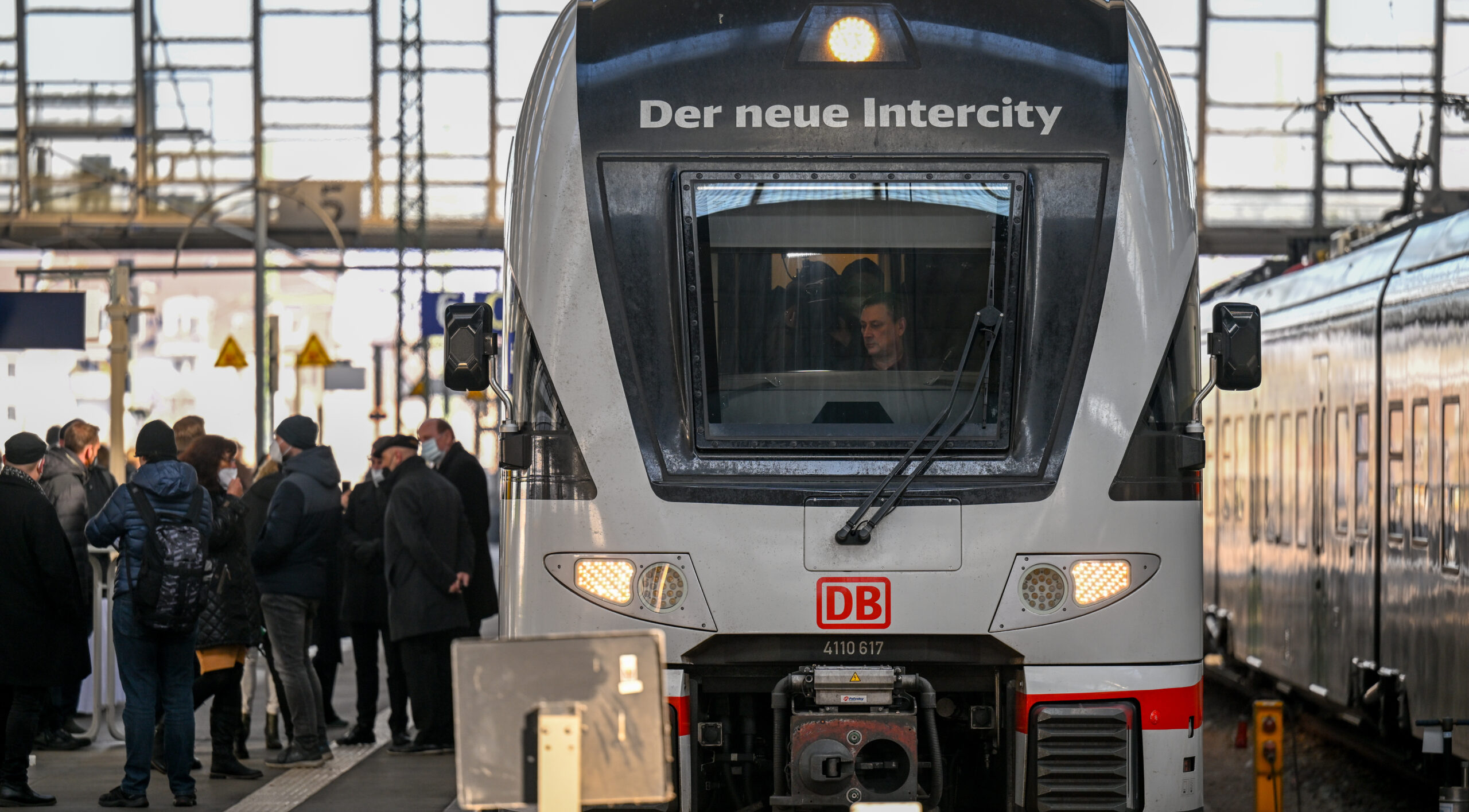 Ein Intercity im Bahnhof.