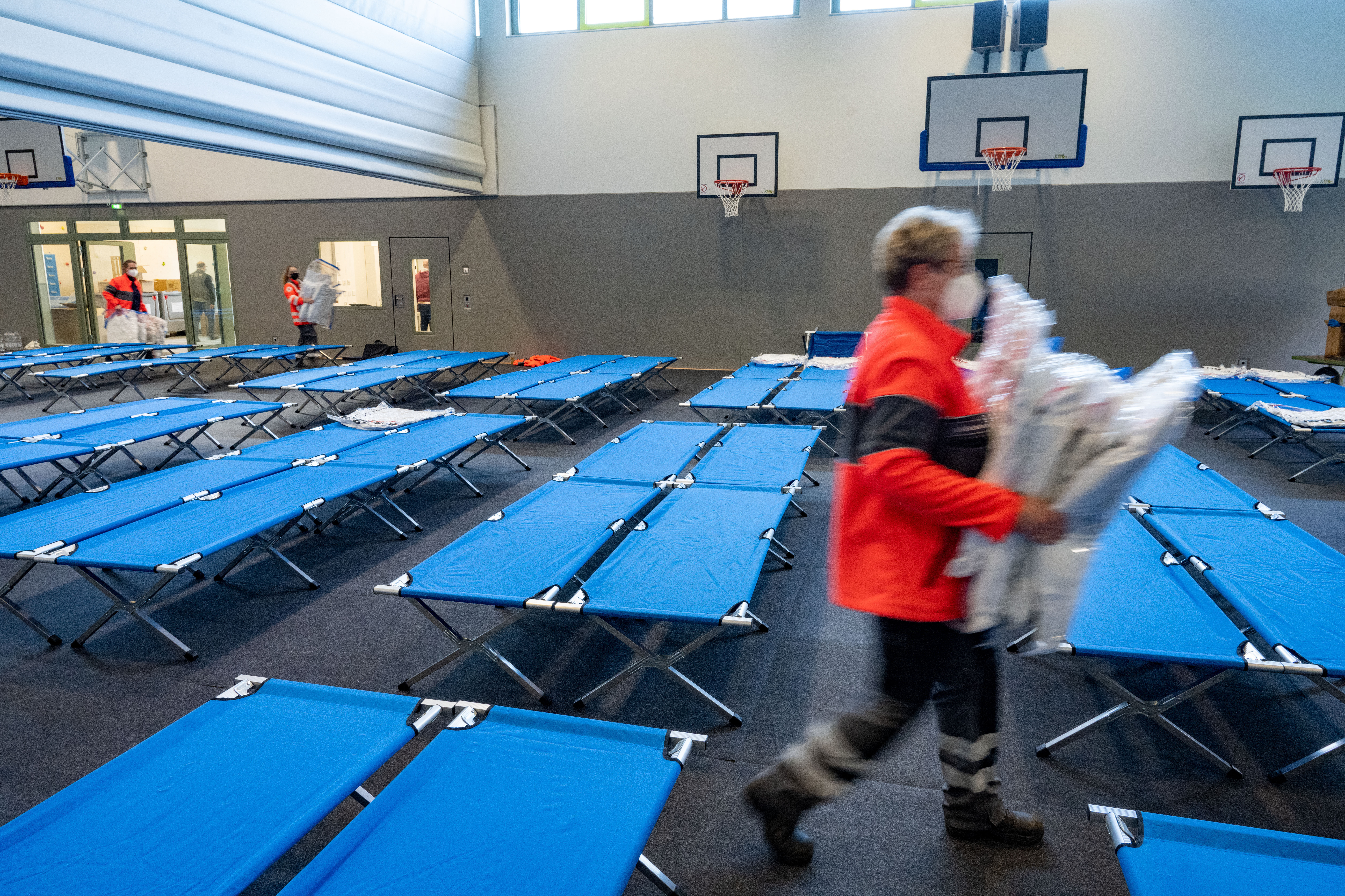 Helfer von DRK, THW und Feuerwehr haben in Greifswald eine Sporthalle in eine Notunterkunft für Flüchtlinge aus der Ukraine umgewandelt.