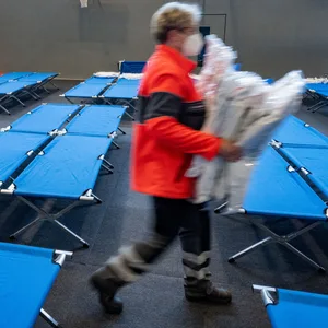 Helfer von DRK, THW und Feuerwehr haben in Greifswald eine Sporthalle in eine Notunterkunft für Flüchtlinge aus der Ukraine umgewandelt.
