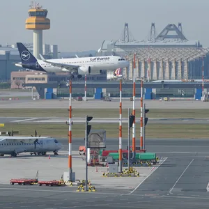 Eine Lufthansa-Maschine bei der Landung am Hamburger Airport.