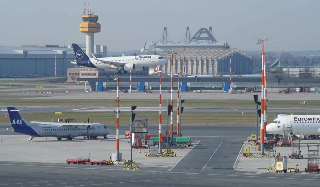 Eine Lufthansa-Maschine bei der Landung am Hamburger Airport.