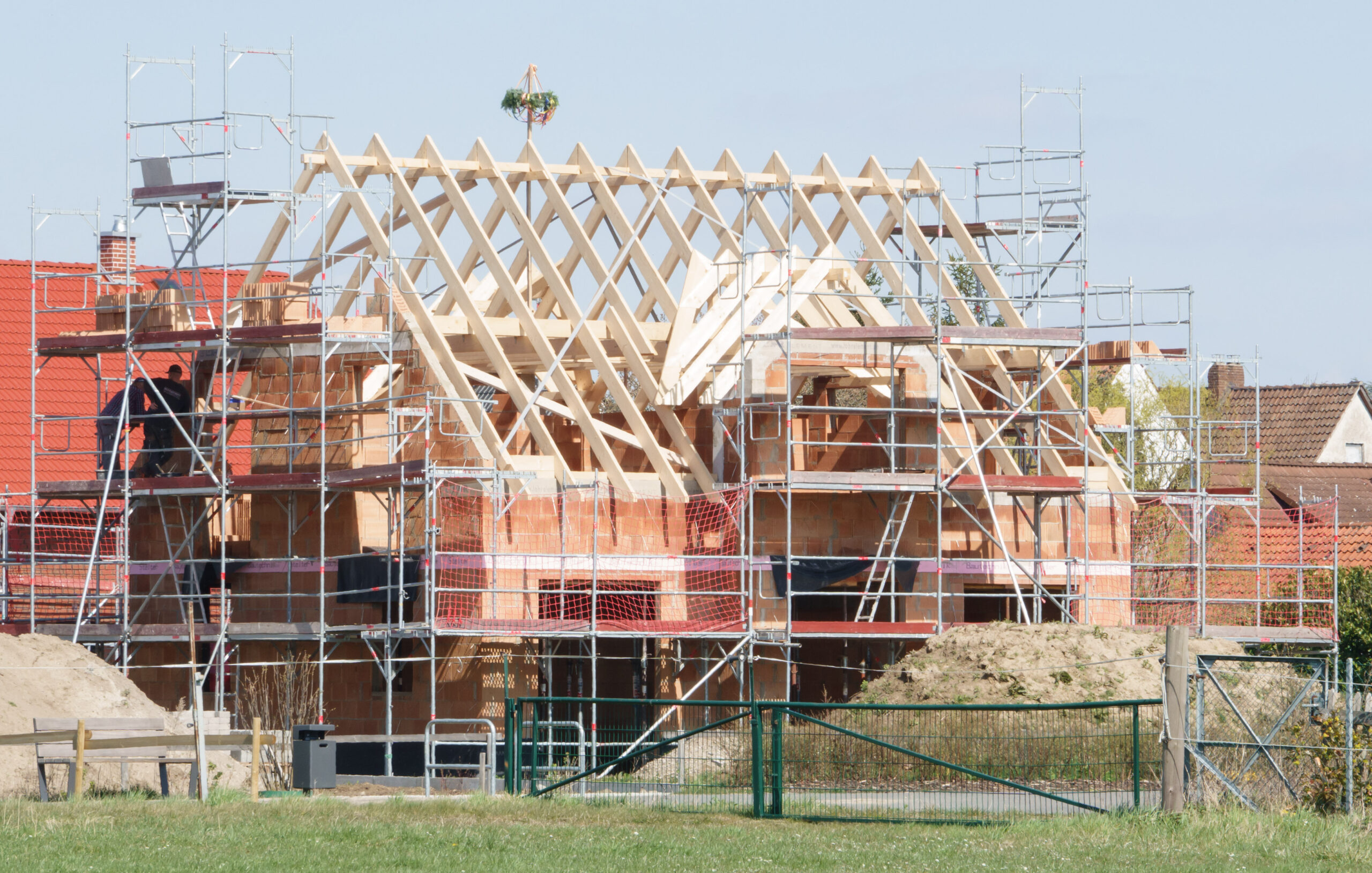 Neubau eines Einfamilienhauses: Die Preise für Baumaterialien sind geradezu explodiert.