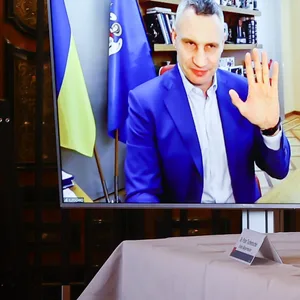 Hamburgs Erster Bürgermeister Peter Tschentscher (SPD, r) und Vitali Klitschko, Bürgermeister von Kiew, verabschieden sich nach einer Pressekonferenz zum „Pakt für Solidarität und Zukunft“ im Kaisersaal im Rathaus.
