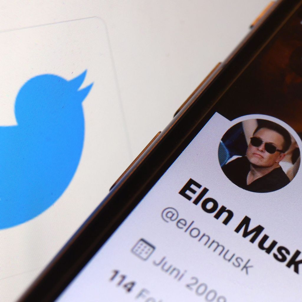 Der Twitter-Account von Elon Musk auf einem Smartphone