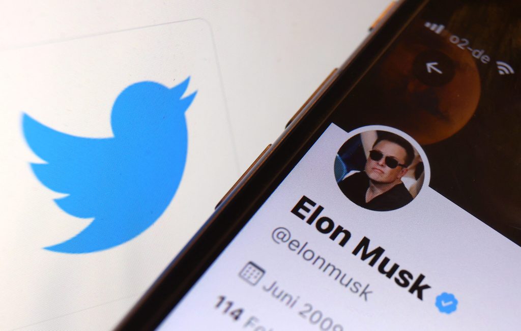 Der Twitter-Account von Elon Musk auf einem Smartphone