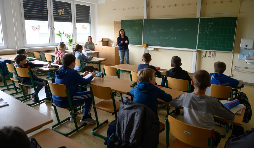 Mehr als 4200 geflüchtete Kinder aus der Ukraine werden mittlerweile an Hamburgs Schulen unterrichtet (Symbolbild).