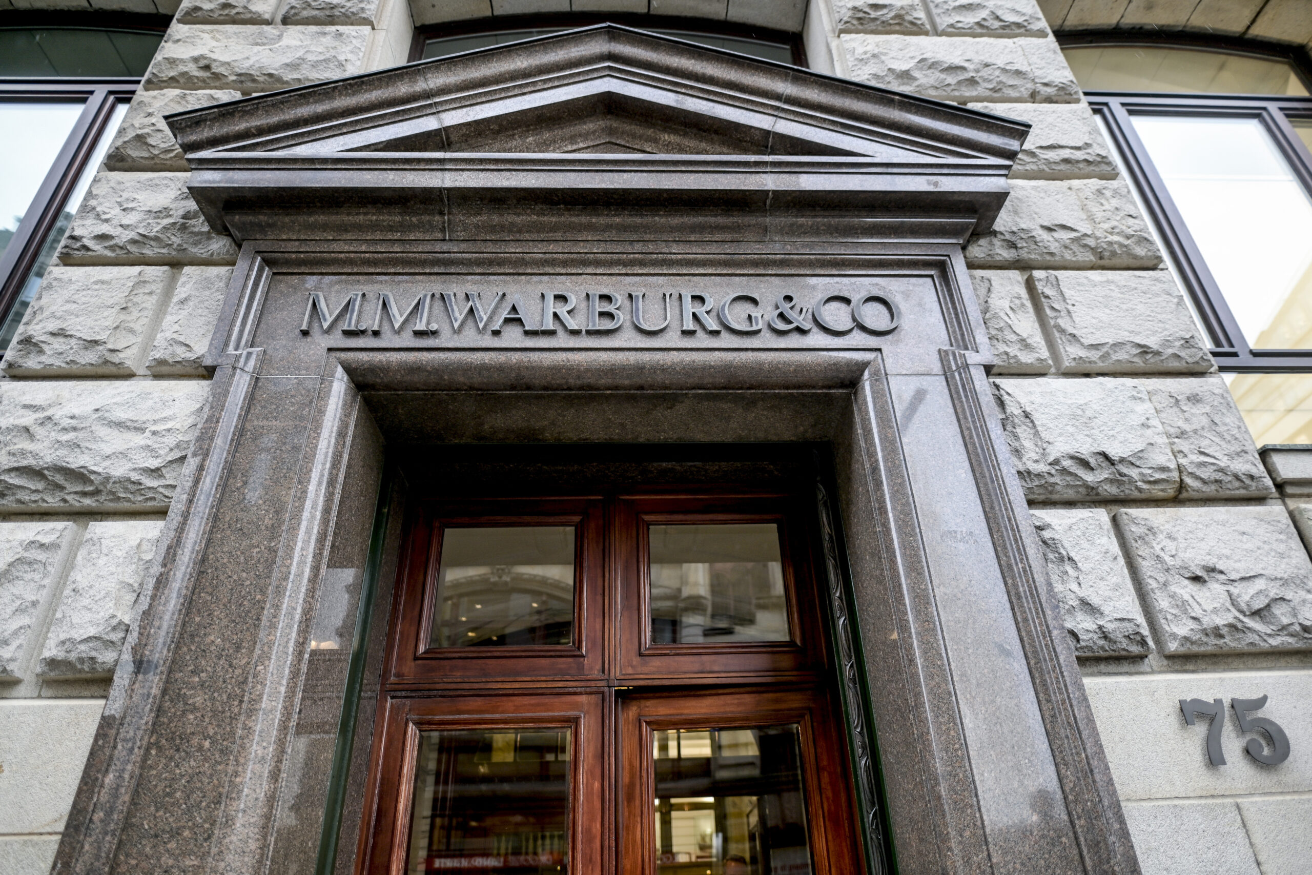 Der Eingang der Warburg-Bank in Hamburg.