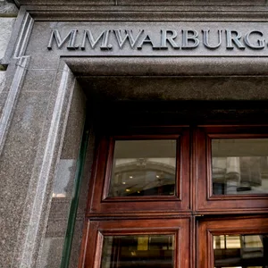Der Eingang der Warburg-Bank in Hamburg.