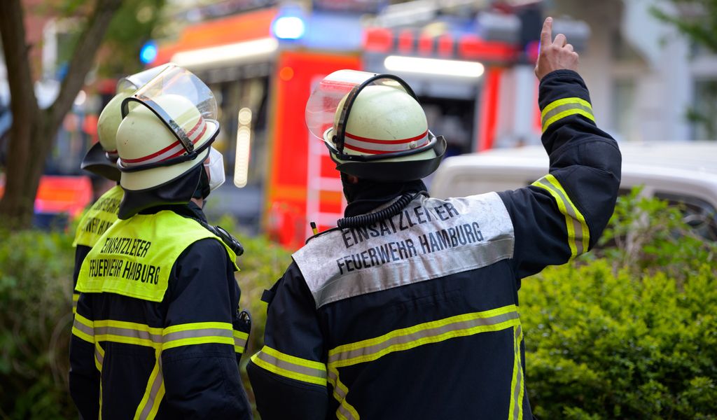 Schon-wieder-brennt-ein-Dach-in-Hamburg-Feuerwehr-warnt-Anwohner