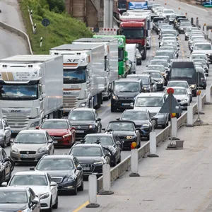Stau auf der Autobahn A7 in Hamburg