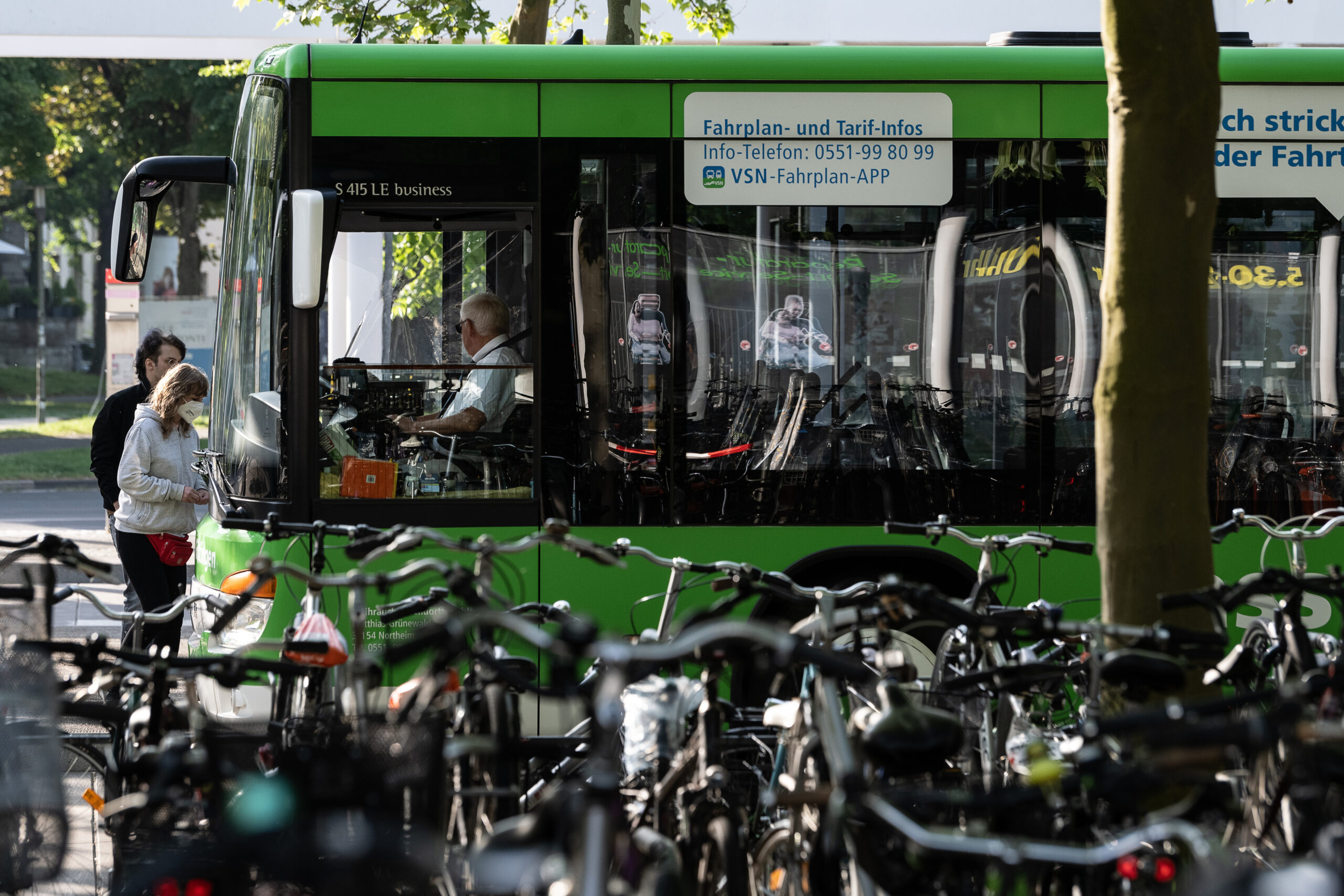 Fahrgäste steigen in einen Bus in Göttingen. In Niedersachsen kommt es vielerorts zu Einschränkungen im Nahverkehr – wegen Personalmangel. (Archivbild).