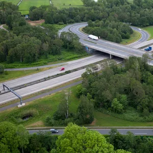 Autos fahren über die A27.